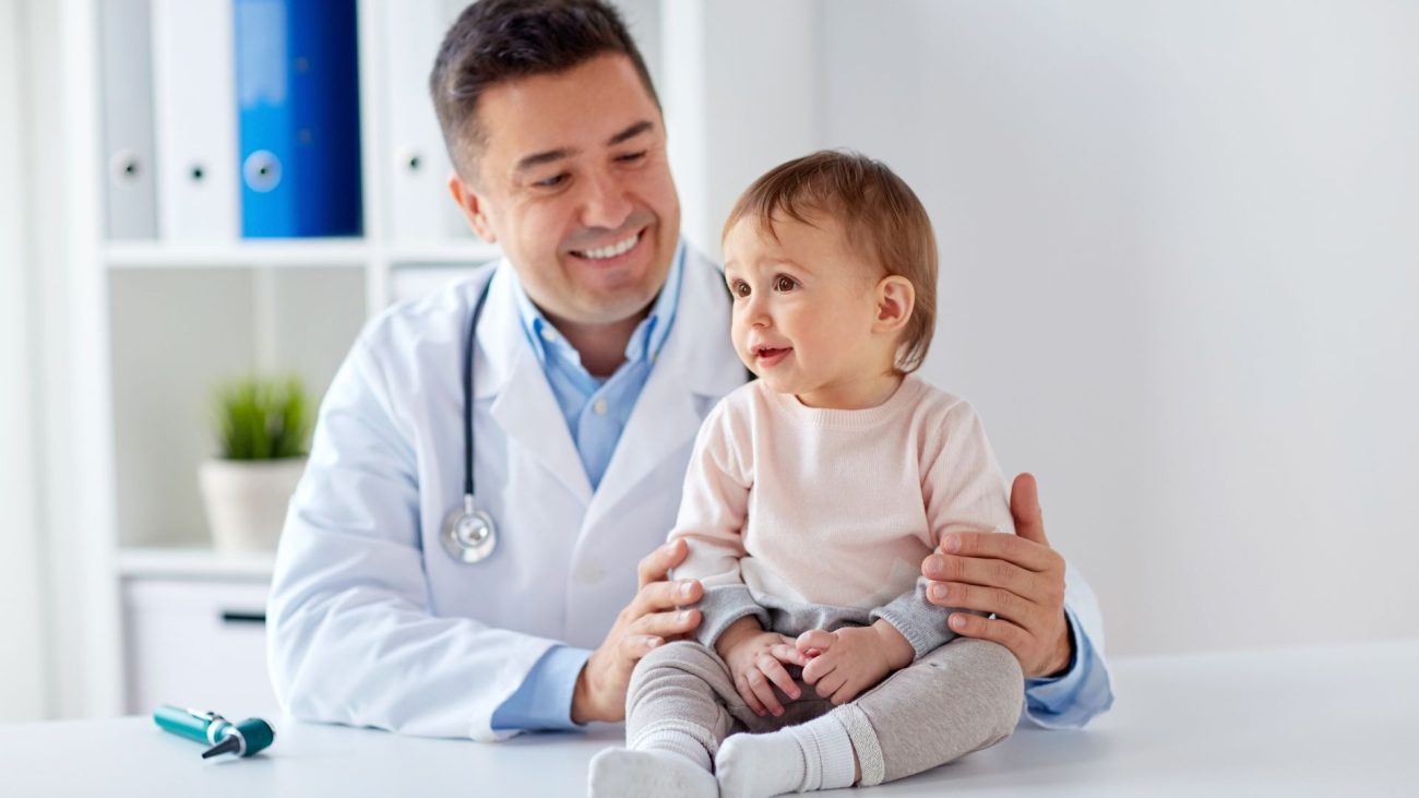 Pédiatre avec Bébé